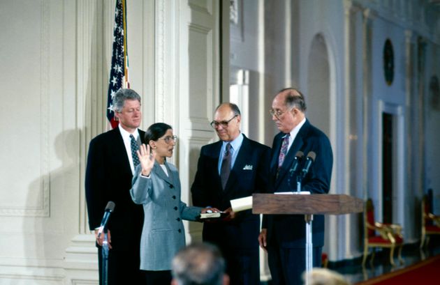 빌 클린턴 대통령에 의해 연방대법관으로 지명된 루스 베이더 긴즈버그가 선서를 하고 있다. 흐뭇한 표정으로 그를 지켜보고 있는 남성이 바로 남편 마틴 긴즈버그다. 1993년 8월10일.
