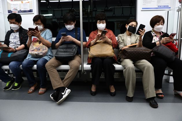 서울 지하철에서 마스크를 쓴 사람들. 2020년 9월15일. 