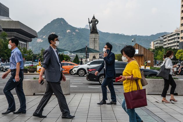 마스크를 쓴 보행자들은 한국에서 흔한 광경이다.