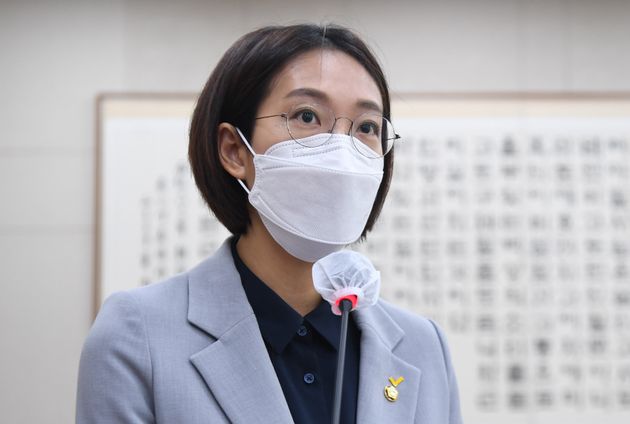 장혜영 정의당 의원이 21일 서울 여의도 국회에서 열린 법제사법위원회 전체회의에 참석해 차별금지법 제안설명을 하고 있다