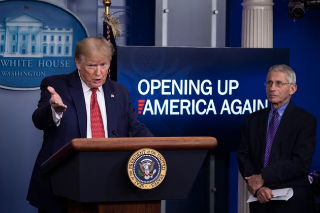 도널드 트럼프 대통령이 백악관 코로나19 브리핑에서 경제활동 재개 계획을 발표하고 있다. 오른쪽은 앤서니 파우치 박사. 2020년 4월16일.