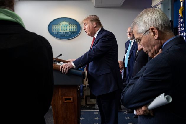 도널드 트럼프 대통령의 백악관 코로나19 브리핑을 지켜보는 앤서니 파우치 박사(맨 앞쪽)과 로버트 레드필드 CDC 국장.