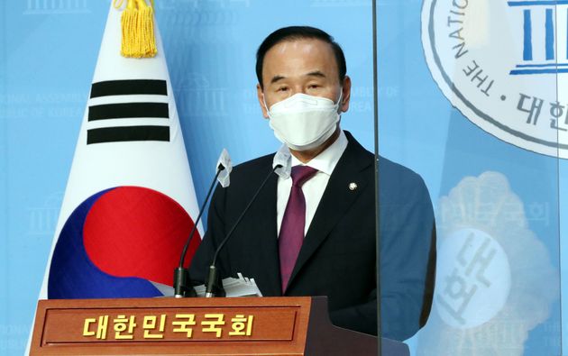 박덕흠 국민의힘 의원이 23일 오후 서울 여의도 국회 소통관에서 탈당을 밝히는 기자회견을 하고 있다.