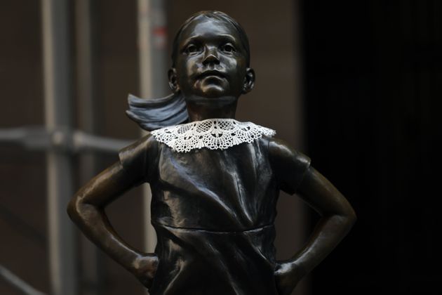 루스 베이더 긴즈버그 대법관의 시그니처 칼라를 입은 두려움 없는 소녀상