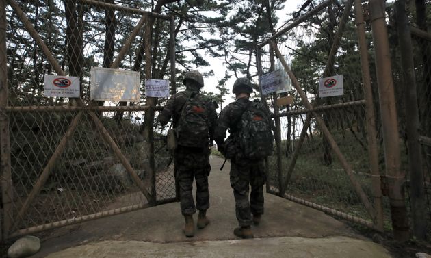 25일 인천 옹진군 대연평도에서 해병대 장병들이 해안순찰을 위해 통문을 나서고 있다.  