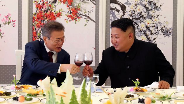 (자료사진) 남북 정상회담에서 문재인 대통령과 김정은 북한 국무위원장이 건배를 하고 있다. 2018년 9월20일. 