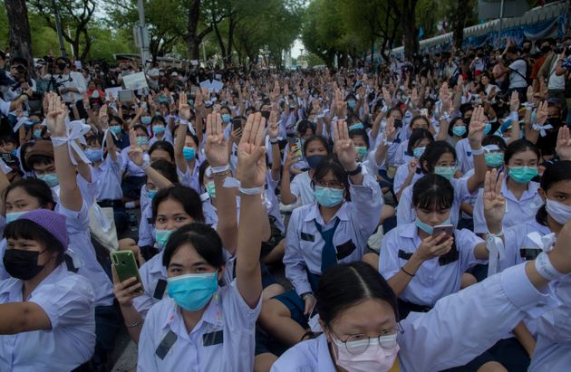 시위에 참여한 태국 고등학생들이 반정부 시위의 상징인 '세 손가락' 제스처를 취해보이고 있다. 방콕, 태국. 2020년 9월5일. 