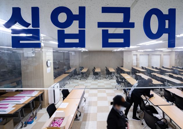 4월 9일 서울 중구 서울지방고용노동청 고용복지플러스센터에서 실업급여 신청자들이 상담을 받기 위해 대기하고 있다.