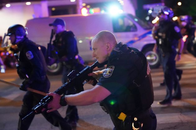 루이빌에서는 시위 도중 경찰관 두 명이 총에 맞는 일이 벌어졌다. 2020년 9월23일. 