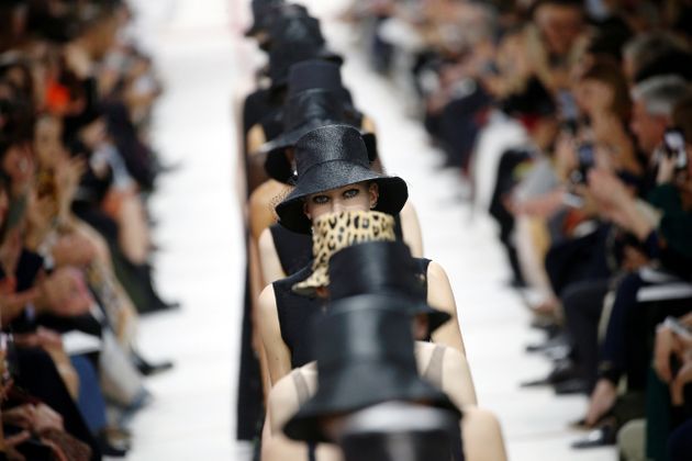 (자료사진) 지난해 2월 파리 패션위크에서 디자이너 마리아 그라치아 치우리의 디올(Dior) 2019-2020 F/W 여성복 컬렉션이 소개되고 있다. 파리, 프랑스. 2019년 2월26일. 