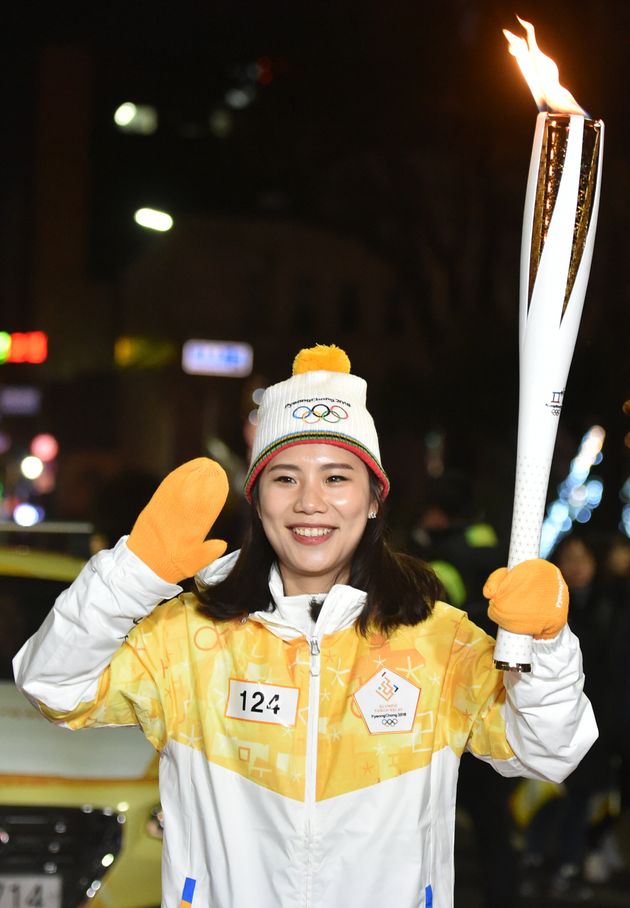 ‘2018 평창동계올림픽 성화봉송’에 주자로 참여한 토리노 동계올림픽 쇼트트랙 3관왕 진선유 선수가 2017년 12월 31일 오후 대구시청~국채보상운동기념공원 구간을 힘차게 달리고 있다. 