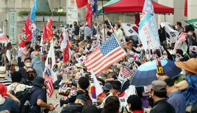 (자료사진) 보수단체 회원들이 15일 서울 광화문 광장 일대에서 집회를 하고 있다. 2020.8.15