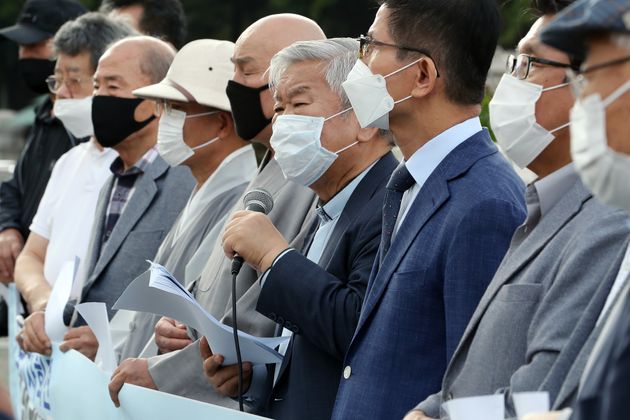서경석 목사가 30일 오후 서울 여의도 국회 앞에서 열린 개천절 집회 금지 통고 관련 입장발표 기자회견에서 발언하고 있다.