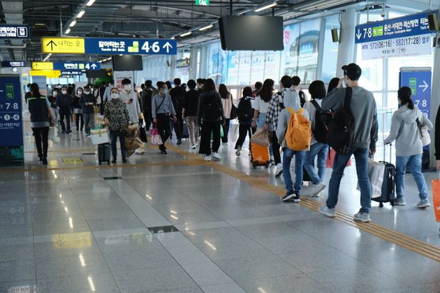 민족 대명절 추석을 하루 앞둔 9월 30일 오후 광주 광산구 광주송정역이 귀성객들로 북적이고 있다.