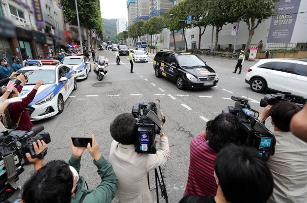 보수단체 '애국순찰팀' 회원들이 3일 오후 서울 서초구 조국 전 법무부 장관 자택 인근에서 차량을 이용한 드라이브 스루 집회를 하고 있다.