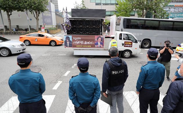 보수단체 '애국순찰팀' 회원들이 3일 오후 서울 서초구 조국 전 법무부 장관 자택 인근에서 차량을 이용한 드라이브 스루 집회를 하고 있다.