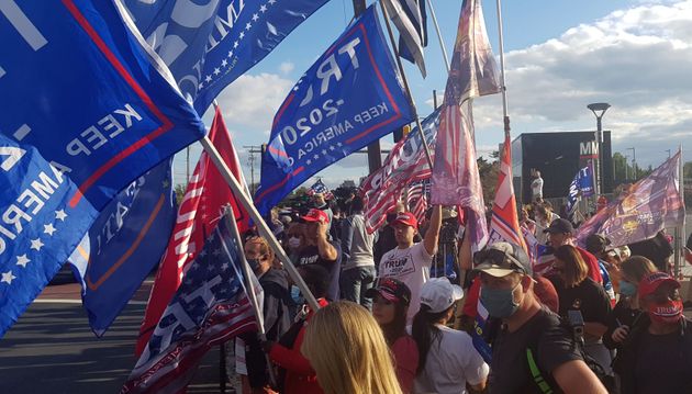 5일 트럼프 지지자들이 월터 리드 병원 앞에서 지지 집회를 연 모습