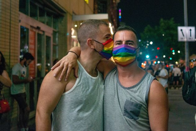 (자료사진) 성소수자 축제인 '프라이드 퍼레이드(Pride Parade)' 50주년을 기념하기 위해 미국 뉴욕에 모인 한 게이 커플의 모습. 프라이드 퍼레이드는 성소수자 인권운동을 촉발시킨 '스톤월 항쟁' 1주년을 기념하며 1970년 6월28일에 미국 뉴욕에서 처음 열렸다. 뉴욕, 미국. 2020년 6월27일.