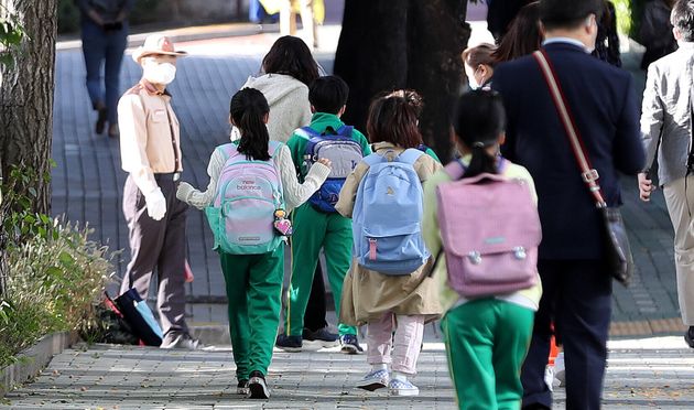 5일 추석 연휴가 끝나고 전국 학교가 등교수업을 재개한 가운데 서울 소재 한 초등학교에서 학생들이 등교하고 있다