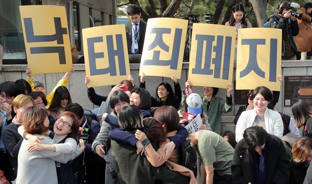 낙태를 처벌하도록 규정한 형법 조항의 위헌 여부가 '헌법불합치'로 결정된 지난 2019년 서울 종로구 헌법재판소 앞에서 입장발표를 마친 모두를 위한 낙태죄 폐지 공동행동 등 시민단체 회원들이 서로 포옹을 하고 있다.