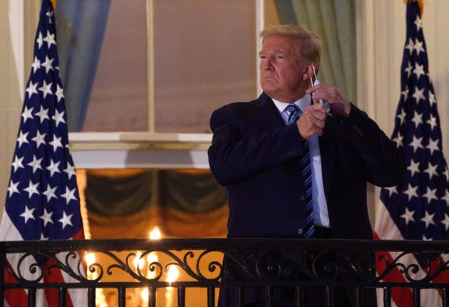 코로나19 치료를 받던 월터리드군사병원을 떠나 백악관에 도착한 도널드 트럼프 미국 대통령이 포즈를 취하기에 앞서 마스크를 벗고 있다. 2020년 10월5일. 