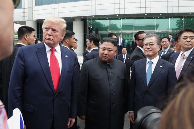 문재인 대통령과 도널드 트럼프 미국 대통령이 2019년 판문점에서 김정은 북한 국무위원장을 만나 대화나누고 있다.