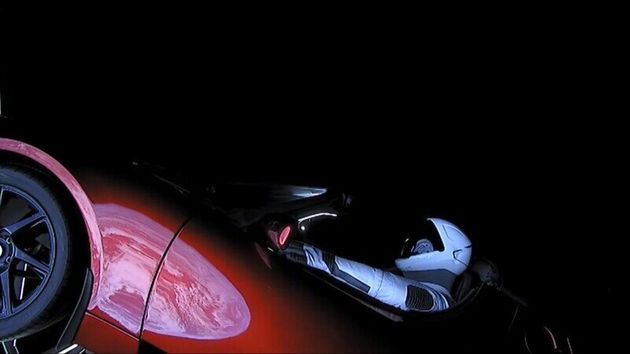 우주 비행중인 로드스터의 체리색 차체에 지구 모습이 선명하게 투영돼 있다.