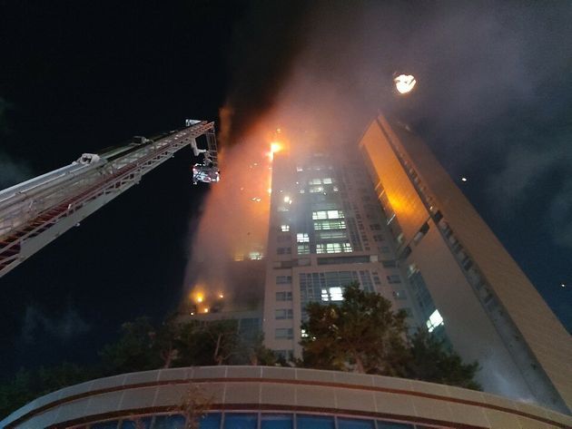 8일 밤 11시 14분경 울산 남구 주상복합건물 삼환아르누보에서 화재가 발생해 불길이 번지고 있다.