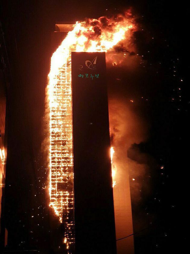 8일 오후 11시7분께 울산 남구 달동 삼환아르누보 주상복합아파트에서 대형 화재가 발생한 가운데 불길이 치솟아 오르고 있다.