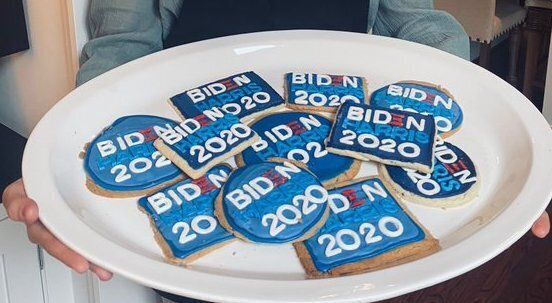 「BIDEN HARRIS 2020」とアイシングされた手作りクッキー
