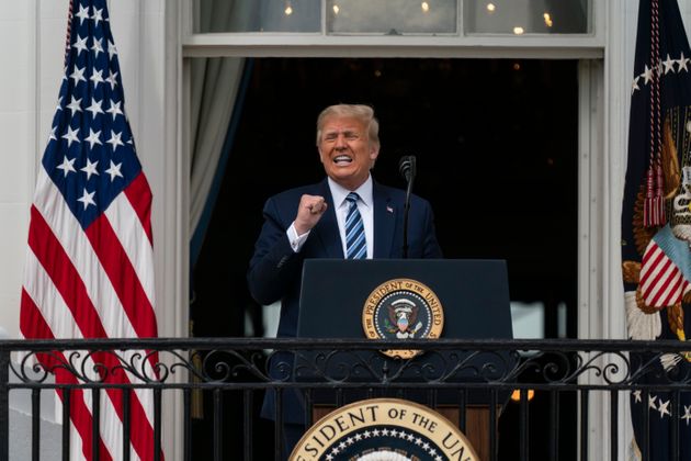 도널드 트럼프 미국 대통령이 백악관 발코니에 서서 지지자들을 상대로 연설을 하고 있다. 2020년 10월10일.