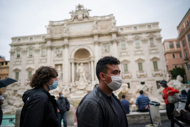 마스크를 쓴 주민들이 이탈리아 로마의 관광명소 '트레비 분수' 앞을 지나가고 있다. 2020년 10월3일. </p></div>
<p>코로나19 확진자가 다시 증가하고 있는 이탈리아는 실외 마스크 착용을 의무화했다. 