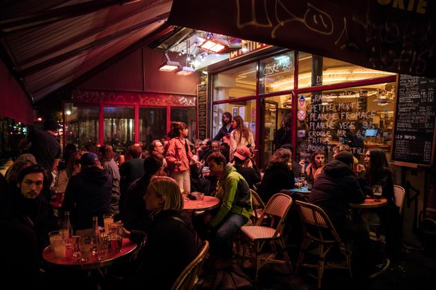 프랑스 파리의 한 술집에서 사람들이 밤을 즐기고 있다. 2020년 10월5일. </p></div>
<p>프랑스 정부는 파리 지역의 코로나19 경보를 최대 수준으로 상향 조정했다. 축제와 모임이 금지됐고, 술집의 영업이 중단됐다. 