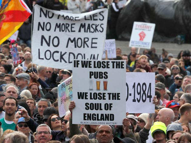 영국 런던 트라팔가광장에서 열린 마스크 반대 시위 '우리는 동의하지 않았다'에 모인 사람들. 2020년 9월26일.