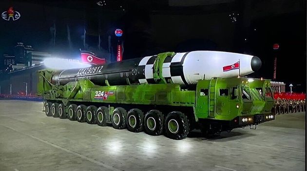 북한이 10일 노동당 창건 75주년을 맞아 열병식을 개최하고 신형 ICBM 추정 무기를 공개했다. 아울러 김정은 북한 국무위원장이 육성연설을 했다고 조선중앙TV가 보도했다.