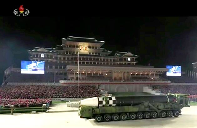 북한 노동당 창건 75주년 기념 열병식. 북한은 신형 ICBM(대륙간탄도미사일)과 신형 잠수함발사탄도미사일(SLBM)을 공개했다.