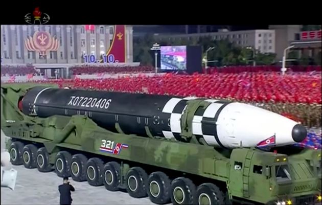 북한이 이날 열병식에서 공개한 신형 ICBM(대륙간탄도미사일). 
