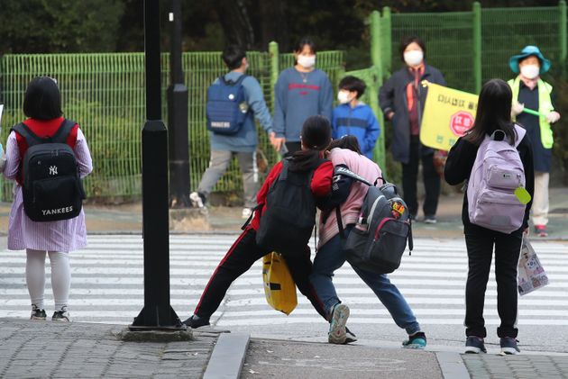 사회적 거리두기가 1단계로 하향 조정된 가운데 12일 오전 서울 노원구에서 초등학생들이 등교를 하고 있다.