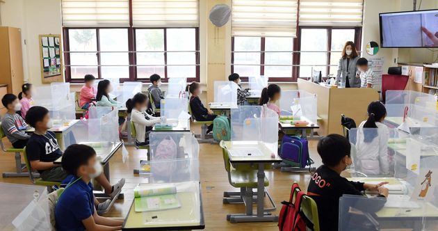 수도권의 유치원과 초·중·고등학교 등교가 재개된 9월 21일 서울 강동구 한산초등학교에서 2학년 학생들이 수업을 듣고 있다.
