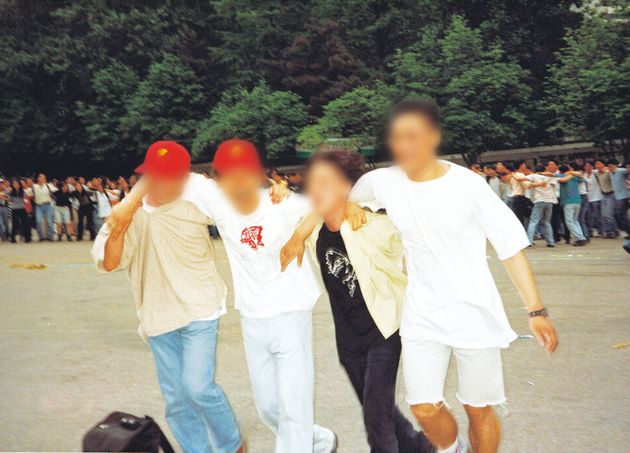 고려대 남학생 4명이 고대생임을 나타내는 빨간 모자를 쓰고 이화여대 운동장을 뛰어다니고 있다. 이성을 잃고 즐거워하는 모습이다. 이대 총학생회는 이 사진 속 얼굴들을 고려대 학칙에 따라 처벌할 것을 요청했다. 이후 주동자 7명이 처벌받았다.