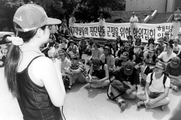 이화여대 학생들이 이화광장에서 ‘고대생들의 집단난동 근절을 위한 항의 집회’를 열고 있다. ‘해방이화’라는 문구가 눈에 띈다. 변재성 기자가 촬영했다.