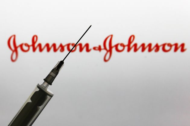(자료사진) 존슨앤드존슨(J&J)는 '안전성 우려'로 코로나19 백신 3상 임상시험을 일시 중단했다. 