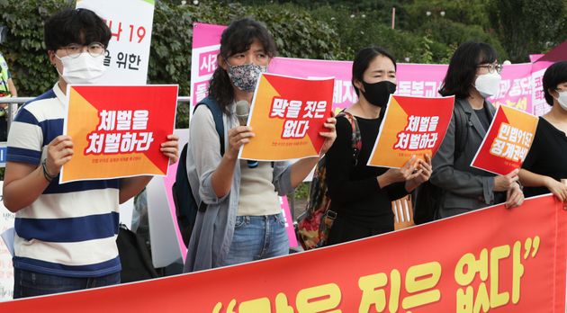 굿네이버스 등 시민단체 회원들이 9월 14일 서울 여의도 국회 앞에서 열린 '맞을 짓은 없다 민법 915조 징계권 삭제 촉구 기자회견'을 하고 있다