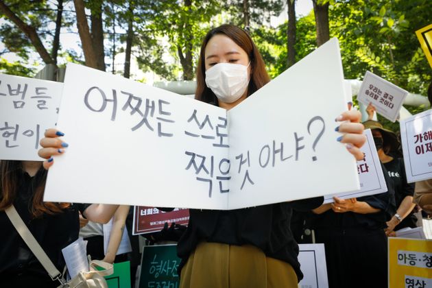 6월 11일 서울 서초구 중앙지방법원 앞에서 열린 텔레그램 성착취 공동대책위원회 기자회견 '우리의 연대가 너희의 공모를 이긴다'에서 참석자들이 피해자에 대한 2차 가해 문구가 적힌 피켓을 부수고 있다. 