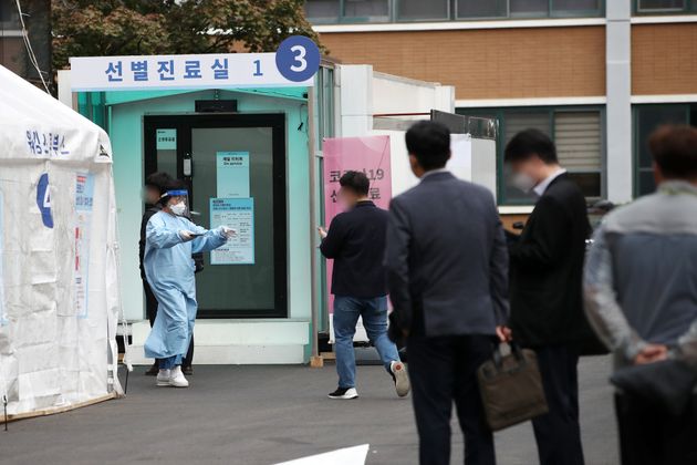 14일 서울 중구 국립중앙의료원 코로나19 선별진료소에서 의료진이 분주히 움직이고 있다.
