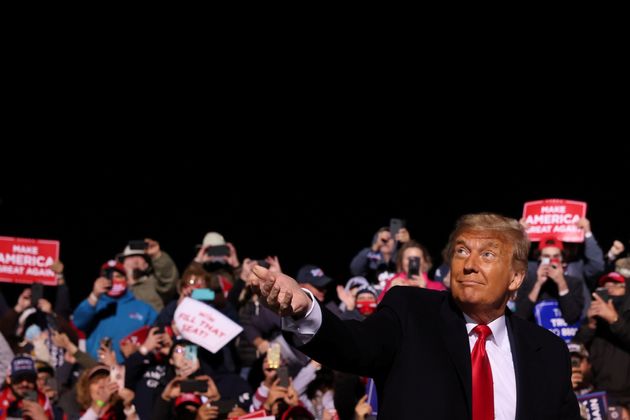 선거 유세장에 도착한 도널드 트럼프 미국 대통령이 청중들에게 마스크를 던져주고 있다. 존스타운, 펜실베이니아주. 2020년 10월13일. 