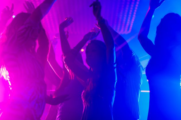 자료사진: 코로나19 확산 전 클럽에서 춤 추는 사람들.