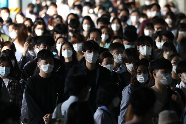 9월 서울의 한 지하철역에서 마스크를 착용하고 출근 중인 시민들의 모습.