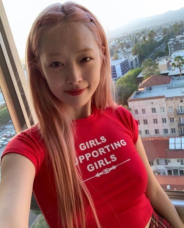 ‘girls supporting girls'(여자가 여자를 돕는다) 문구가 새겨진 티셔츠를 입은 설리