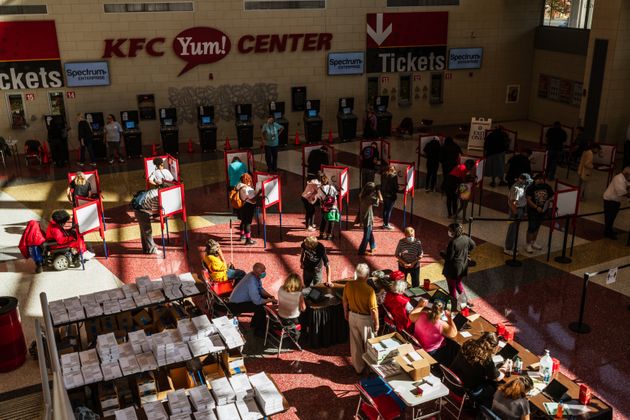 켄터키주 조기투표 첫 날, 'KFC 얌 센터'에 마련된 투표소에서 유권자들이 투표를 하고 있다. 2020년 10월13일. 